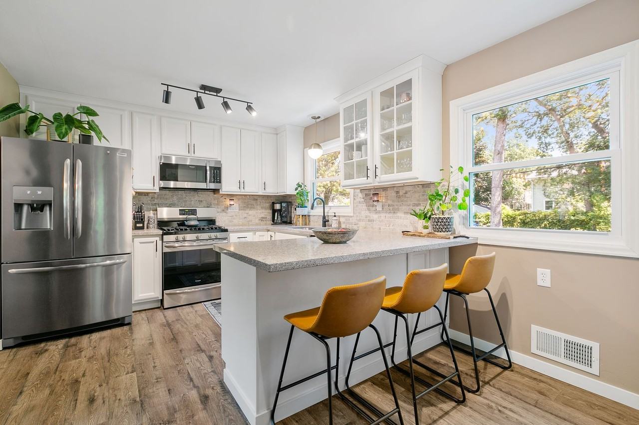 1620 Winnetka Ave N - Photo 6 of 36