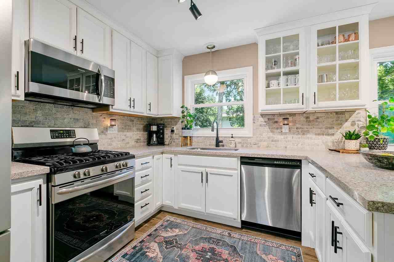 1620 Winnetka Ave N - Photo 7 of 36