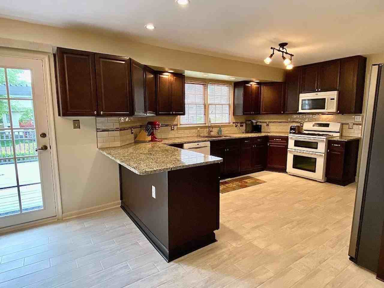 28 Scotland Cir - Photo 2 of 33