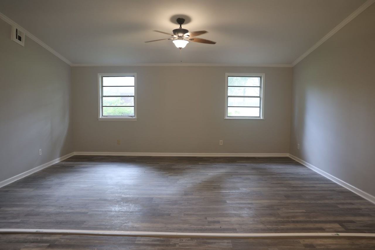 5006 Sarah St - Photo 2 of 9