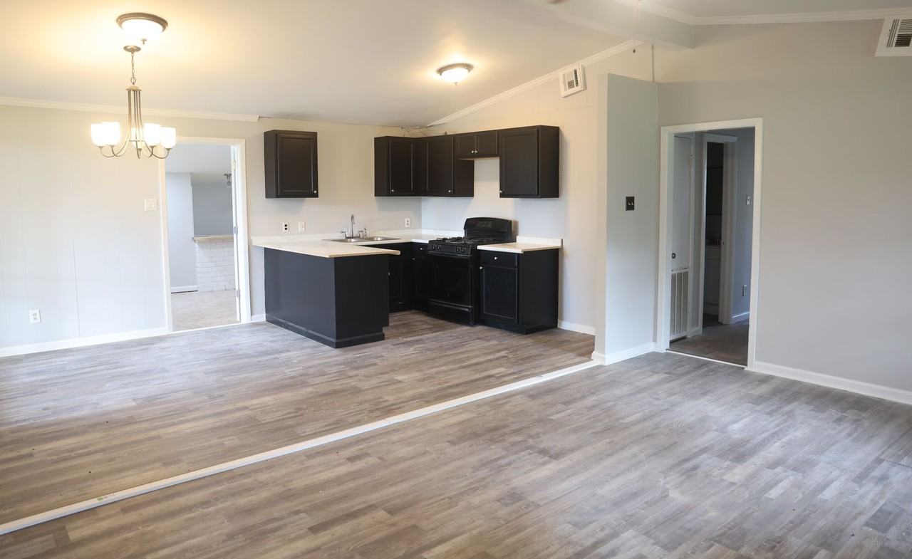 5006 Sarah St - Photo 3 of 9