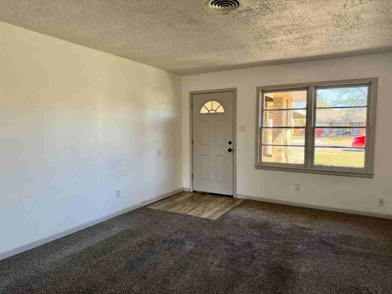 4619 43rd St - Photo 4 of 24