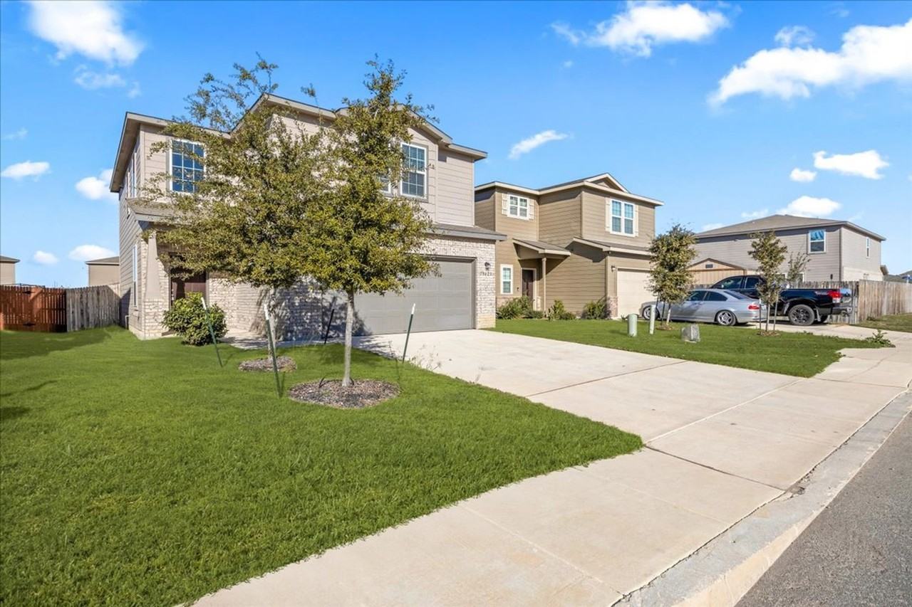 10623 Rayburn Lndg - Photo 3 of 32