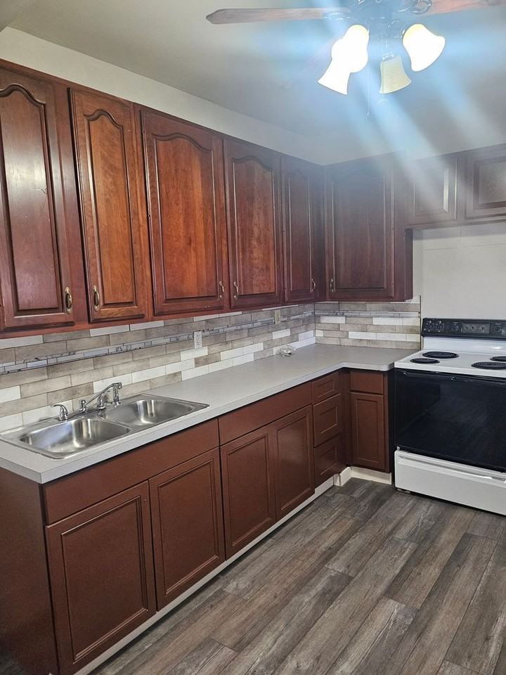 610 N Main St - Photo 3 of 11