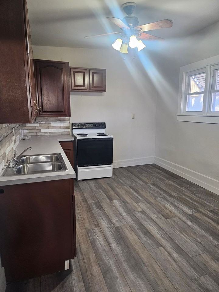 610 N Main St - Photo 4 of 11