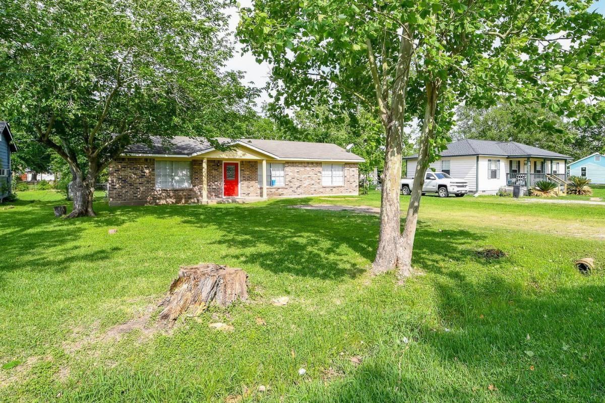 3210 Ridgefield Rd - Photo 2 of 10