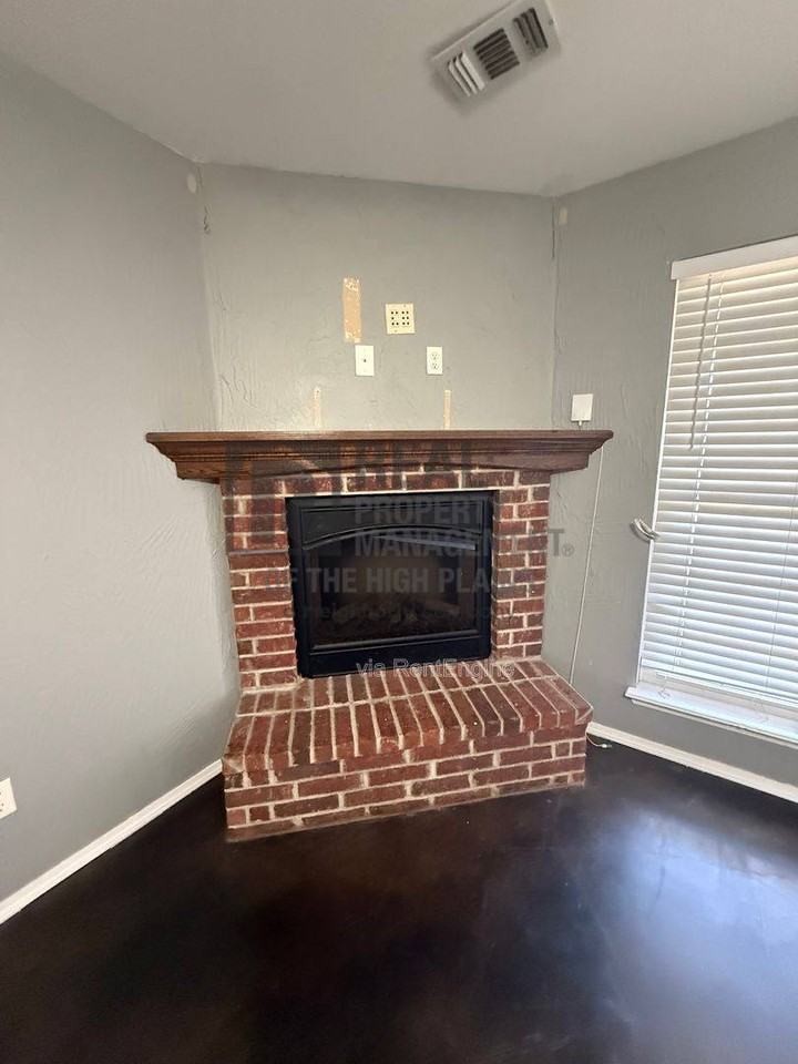 4505 Pine St - Photo 3 of 10