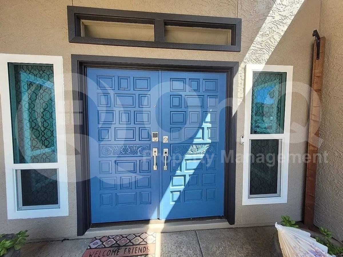 1914 E Beck Ln - Photo 4 of 10