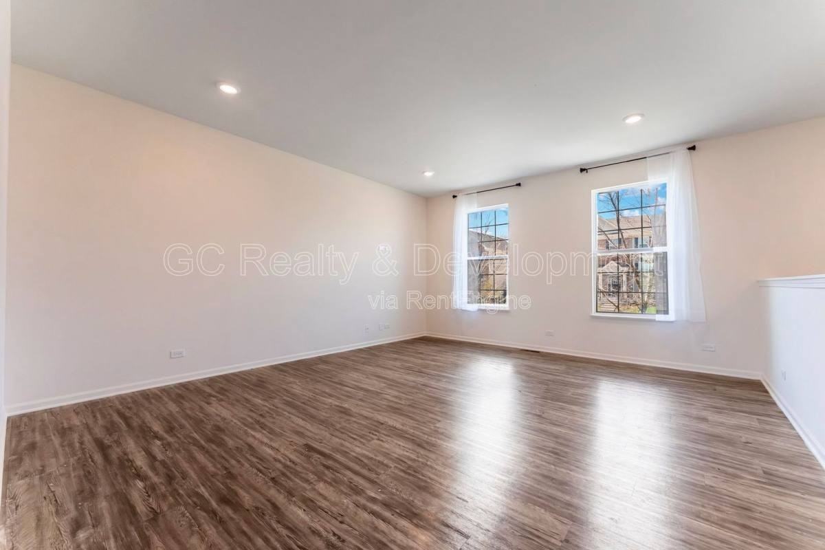 596 Cimmaron Cir - Photo 2 of 10