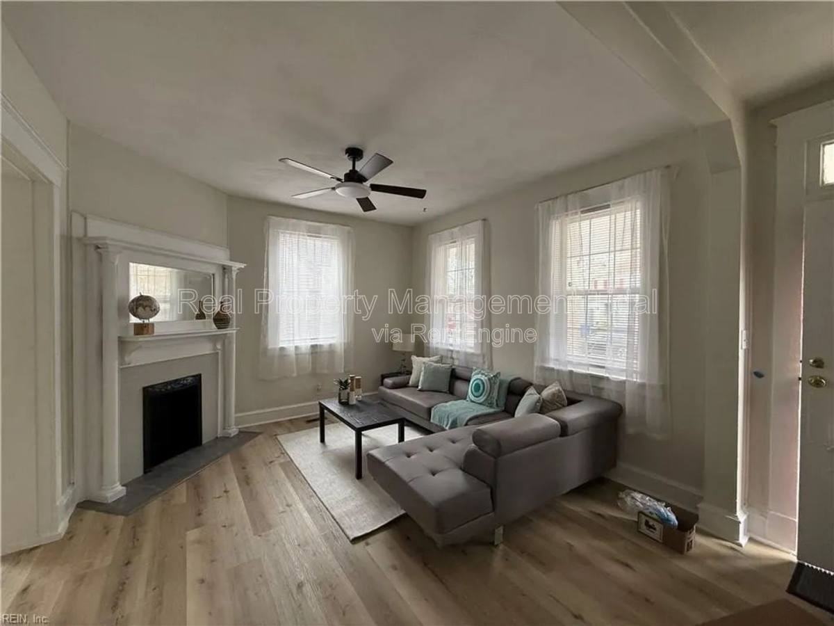 1020 23rd St - Photo 2 of 10