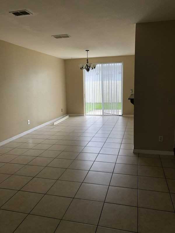 650 Captiva Cir - Photo 3 of 12