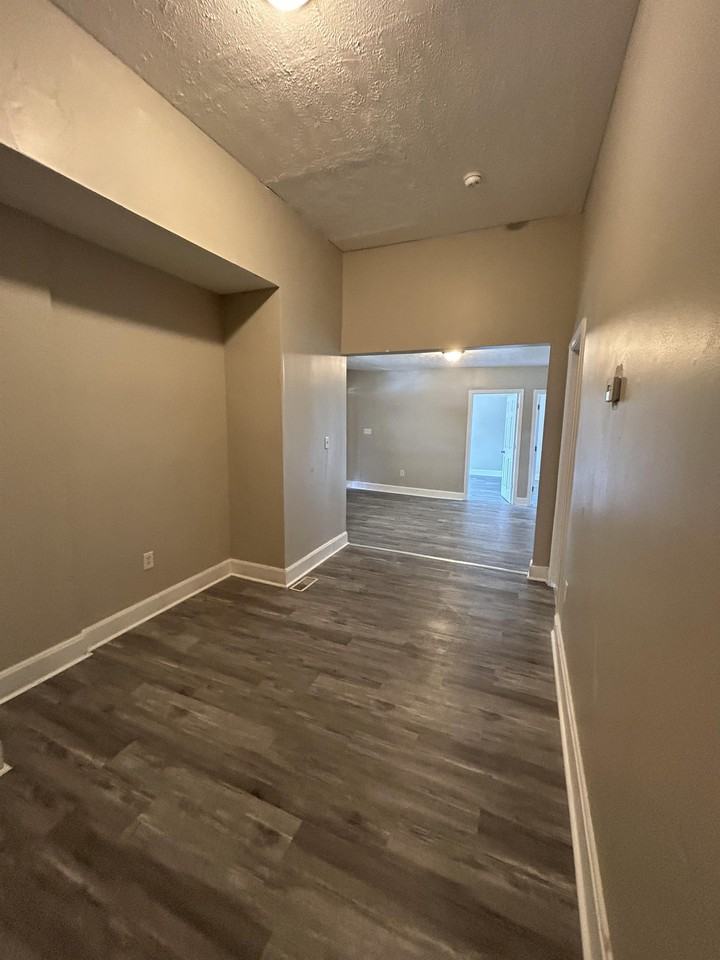 3204 W 73rd St - Photo 6 of 28