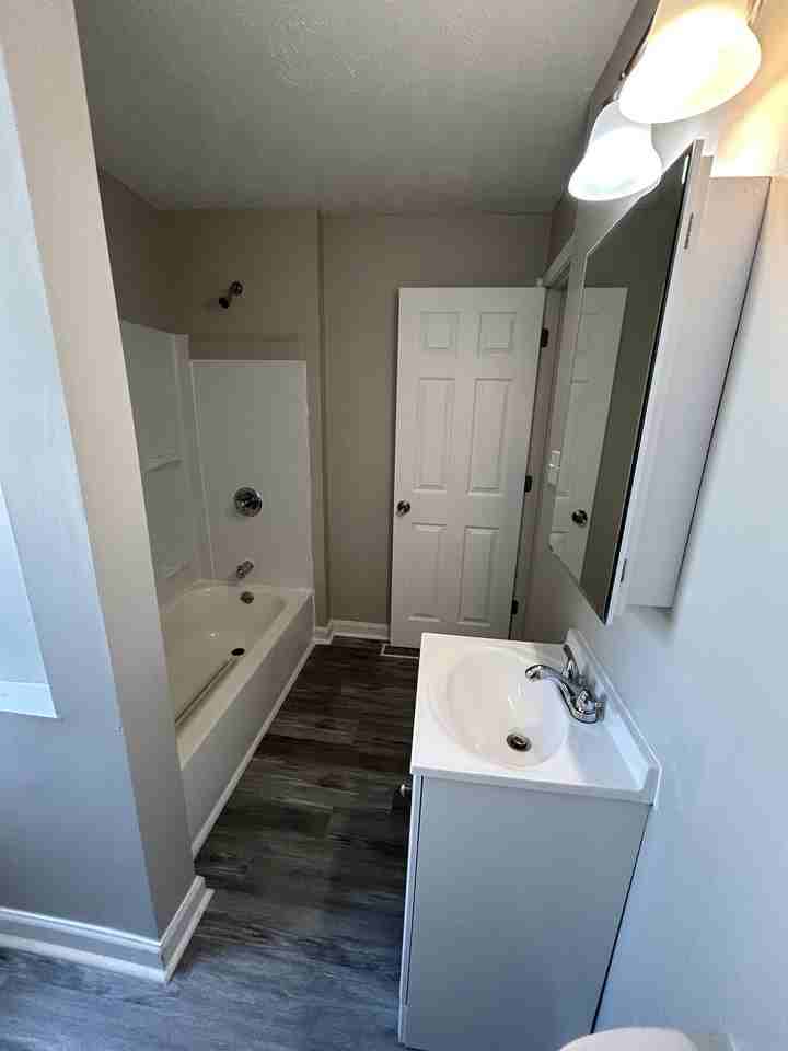 3204 W 73rd St - Photo 5 of 28