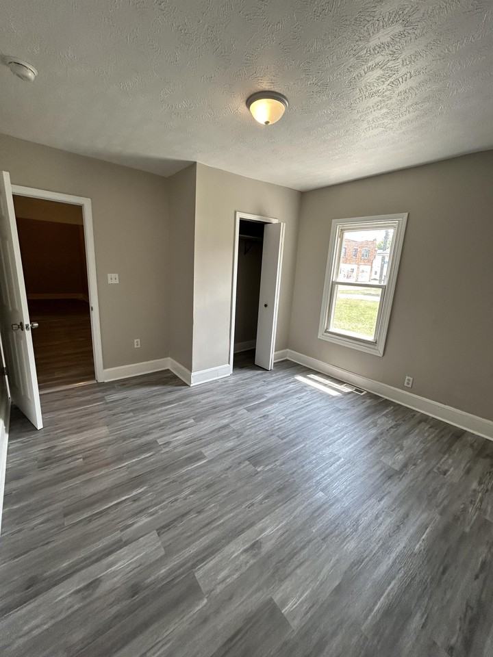 3204 W 73rd St - Photo 7 of 28