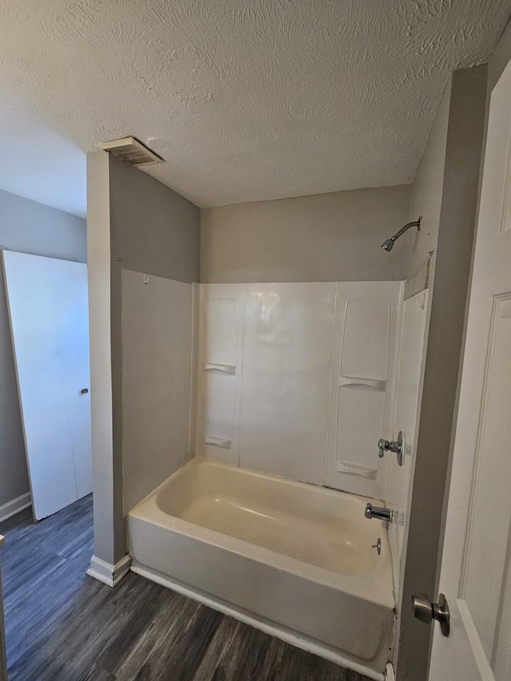 3204 W 73rd St - Photo 4 of 28