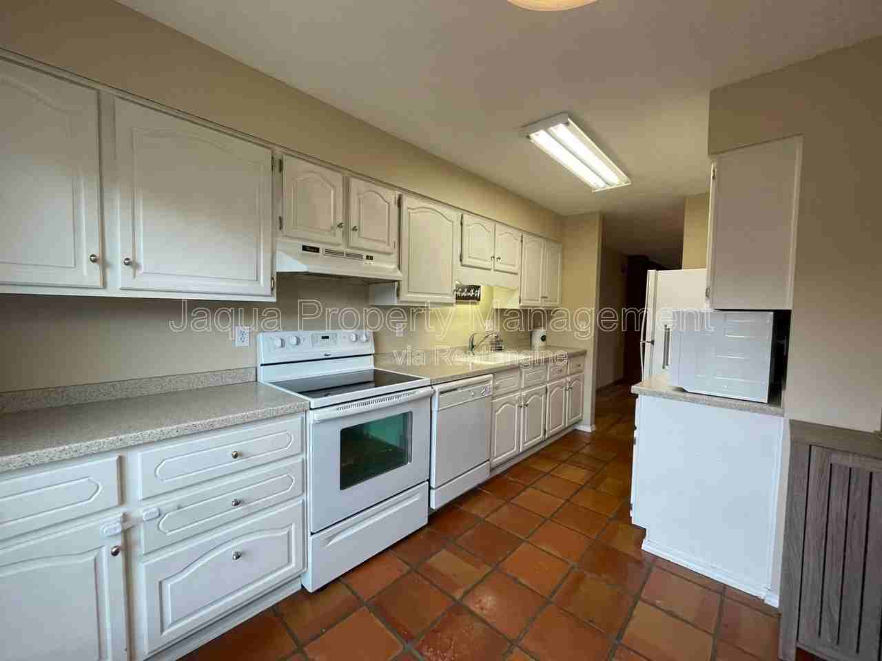 2591 Stratford Dr - Photo 4 of 17