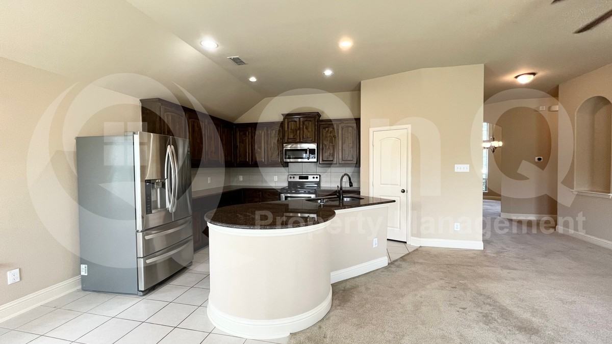 1705 Fair Oaks Ln - Photo 2 of 19