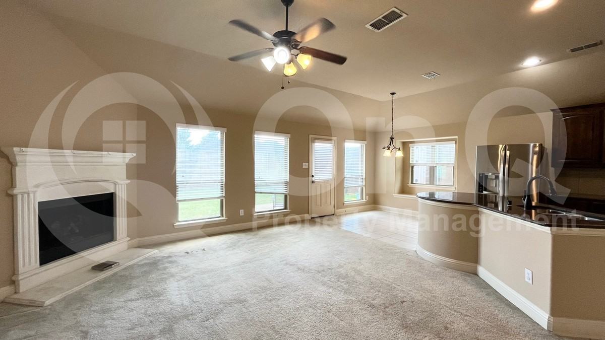 1705 Fair Oaks Ln - Photo 4 of 19