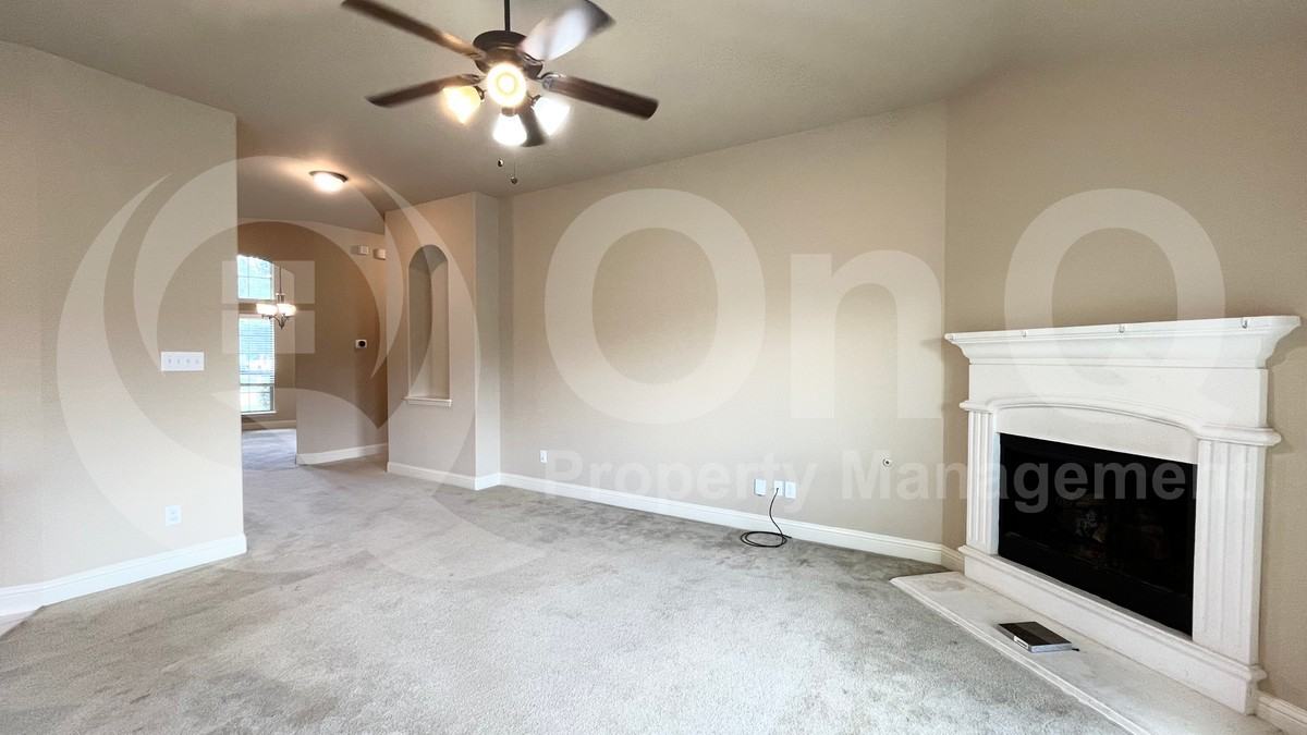 1705 Fair Oaks Ln - Photo 5 of 19