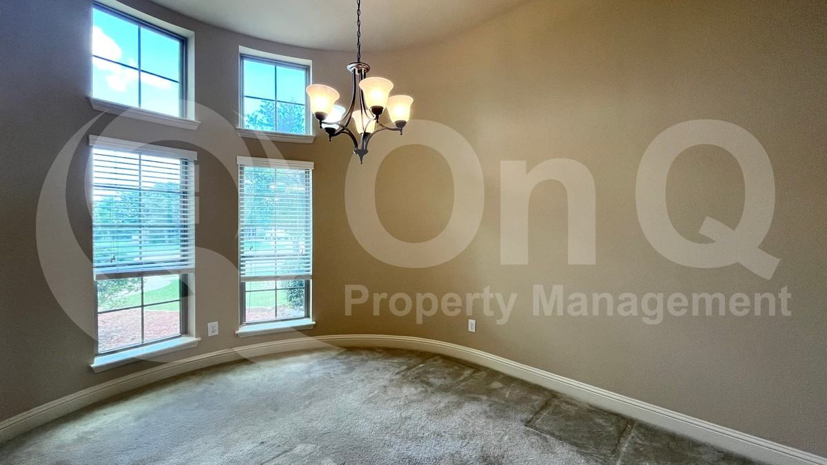 1705 Fair Oaks Ln - Photo 7 of 19