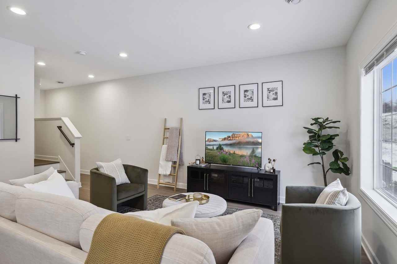 1081 Dailey Pl - Photo 4 of 41