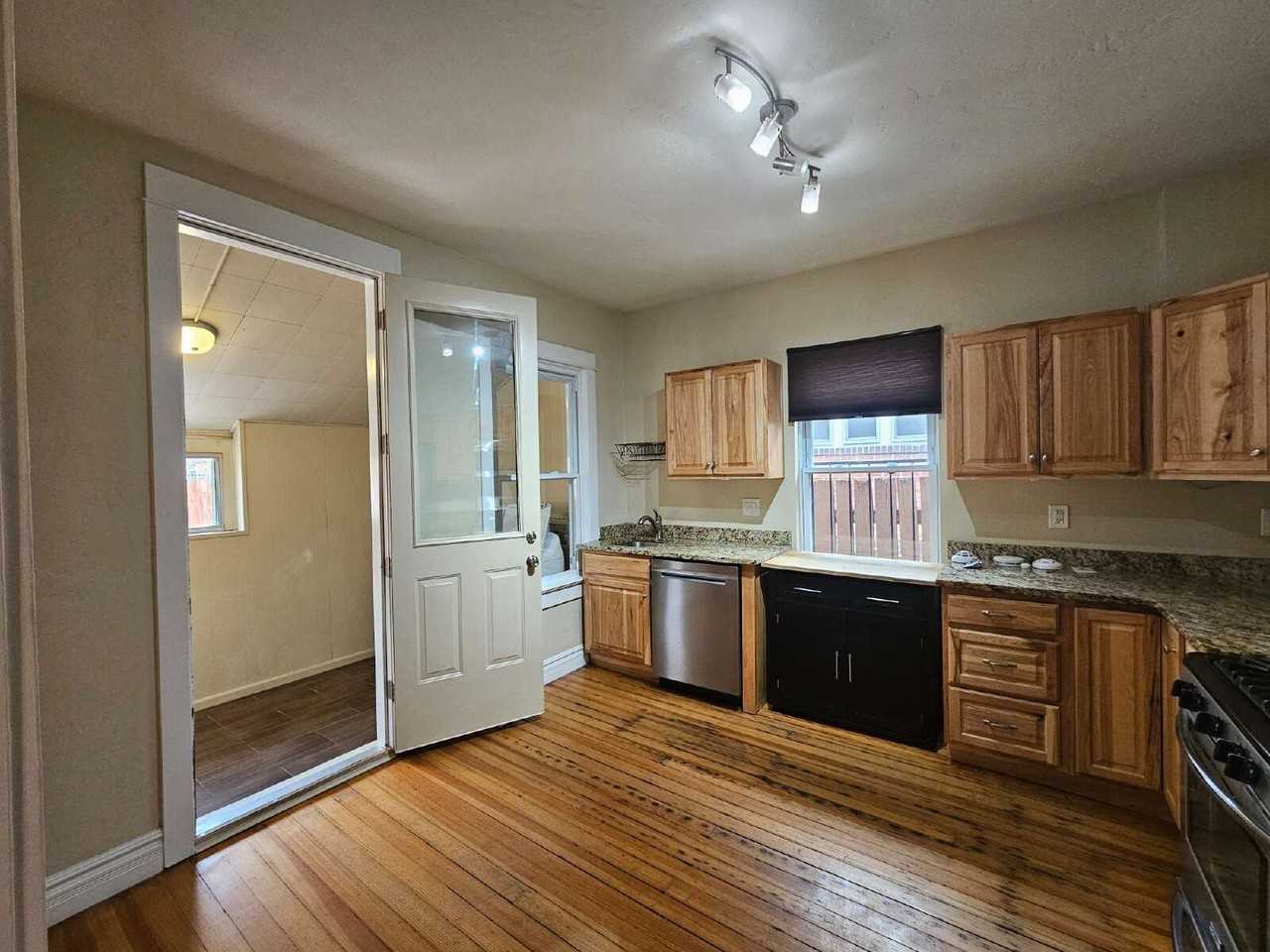 719 W 1st Ave - Photo 5 of 21