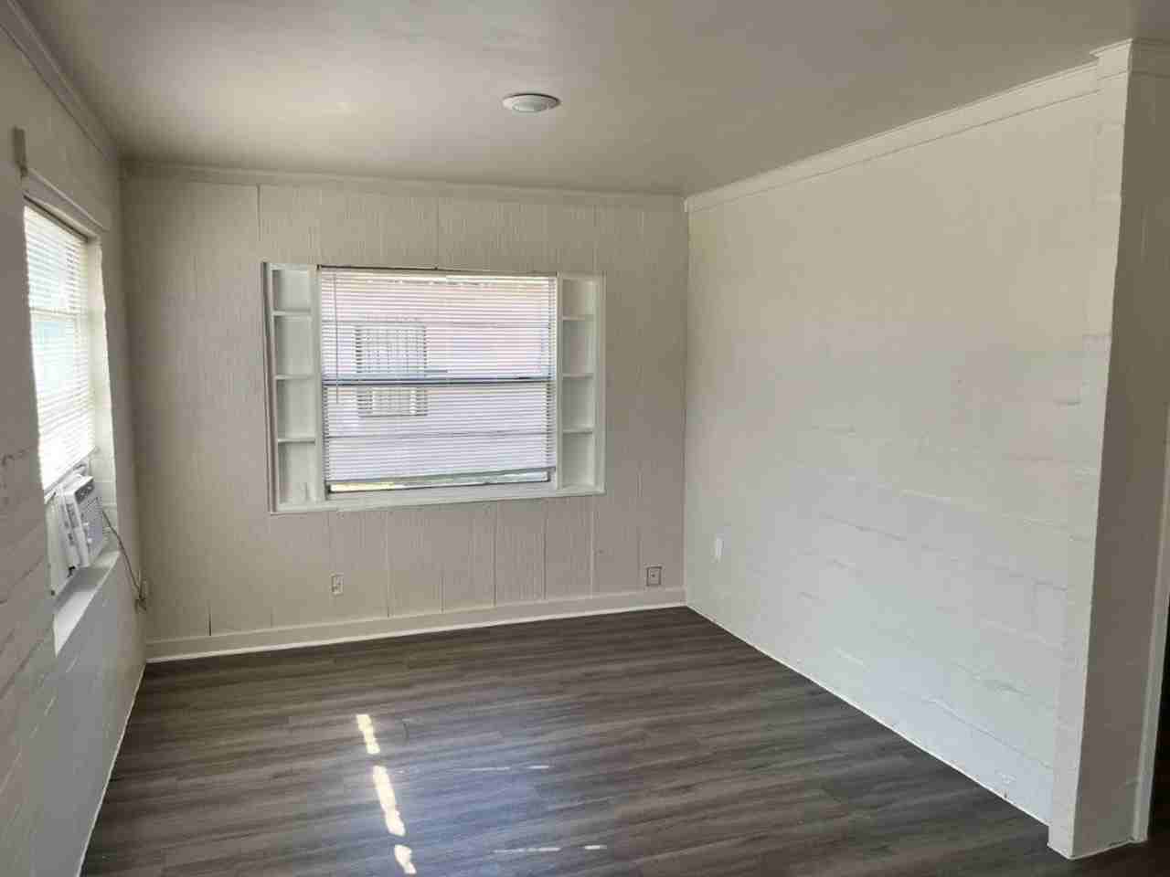 1339 Winnifred St - Photo 3 of 11