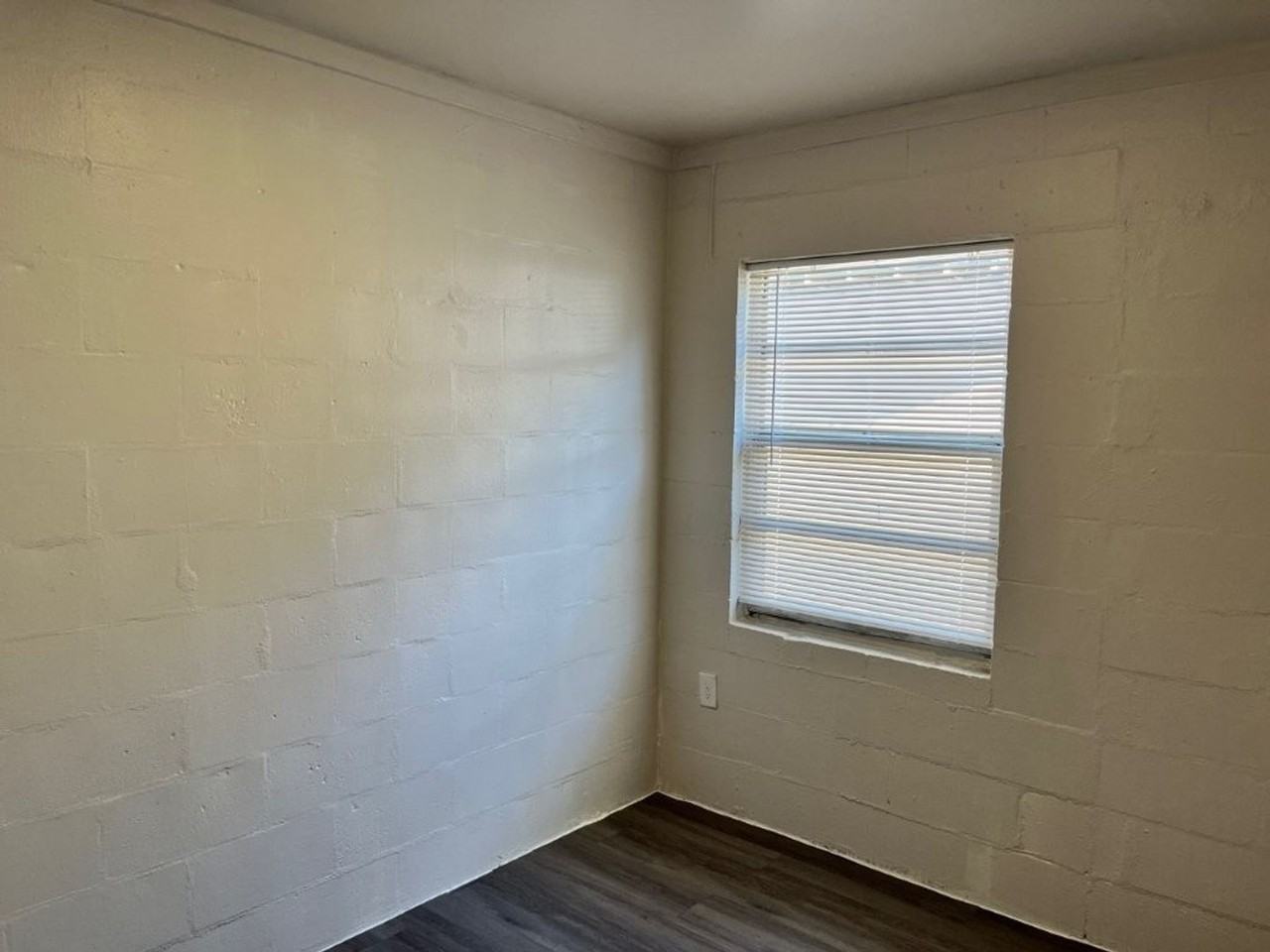 1339 Winnifred St - Photo 6 of 11