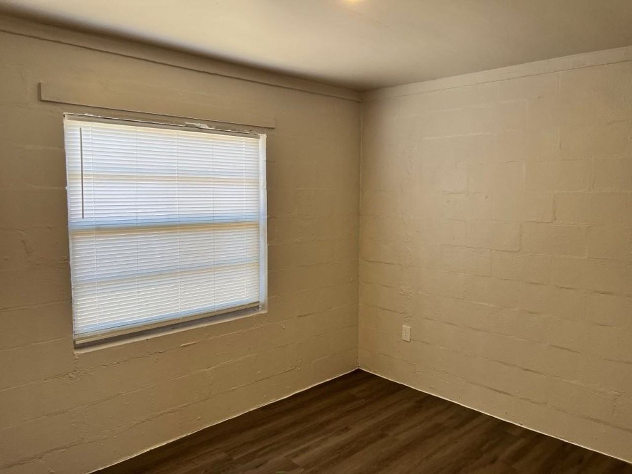 1339 Winnifred St - Photo 7 of 11