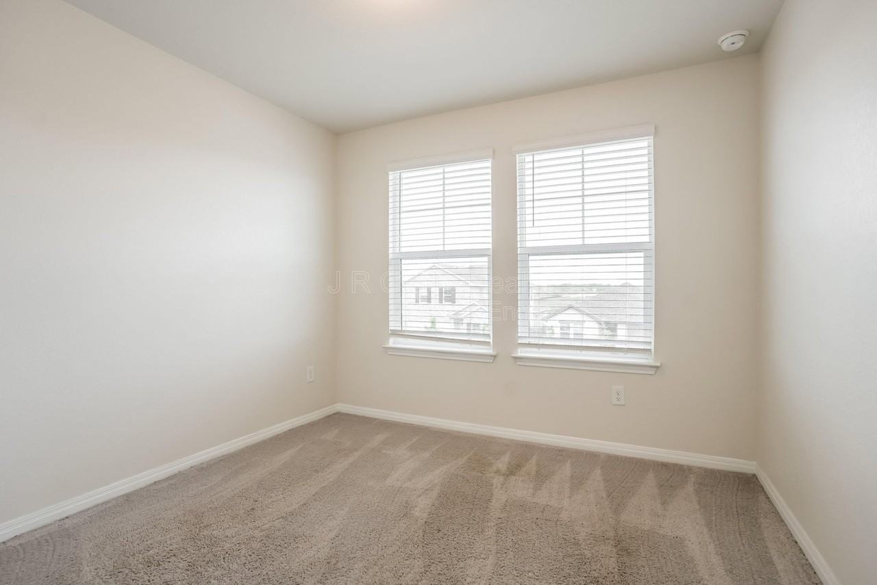 13921 Heartland Dr - Photo 2 of 15