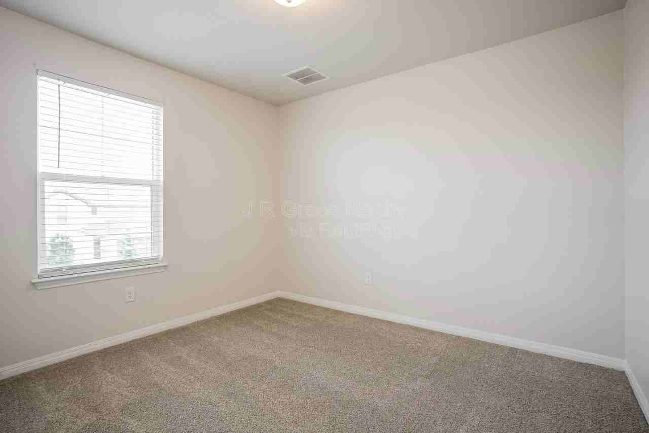 13921 Heartland Dr - Photo 5 of 15