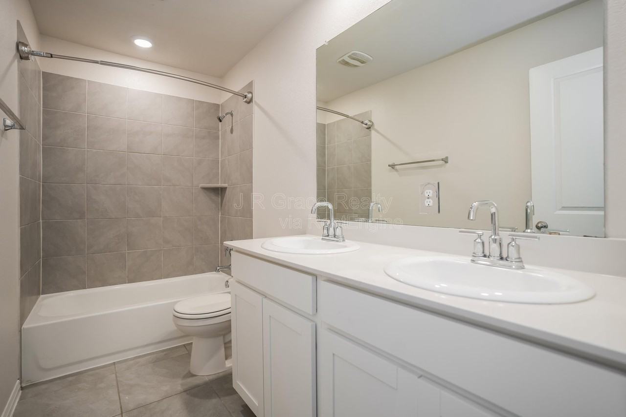 13921 Heartland Dr - Photo 6 of 15