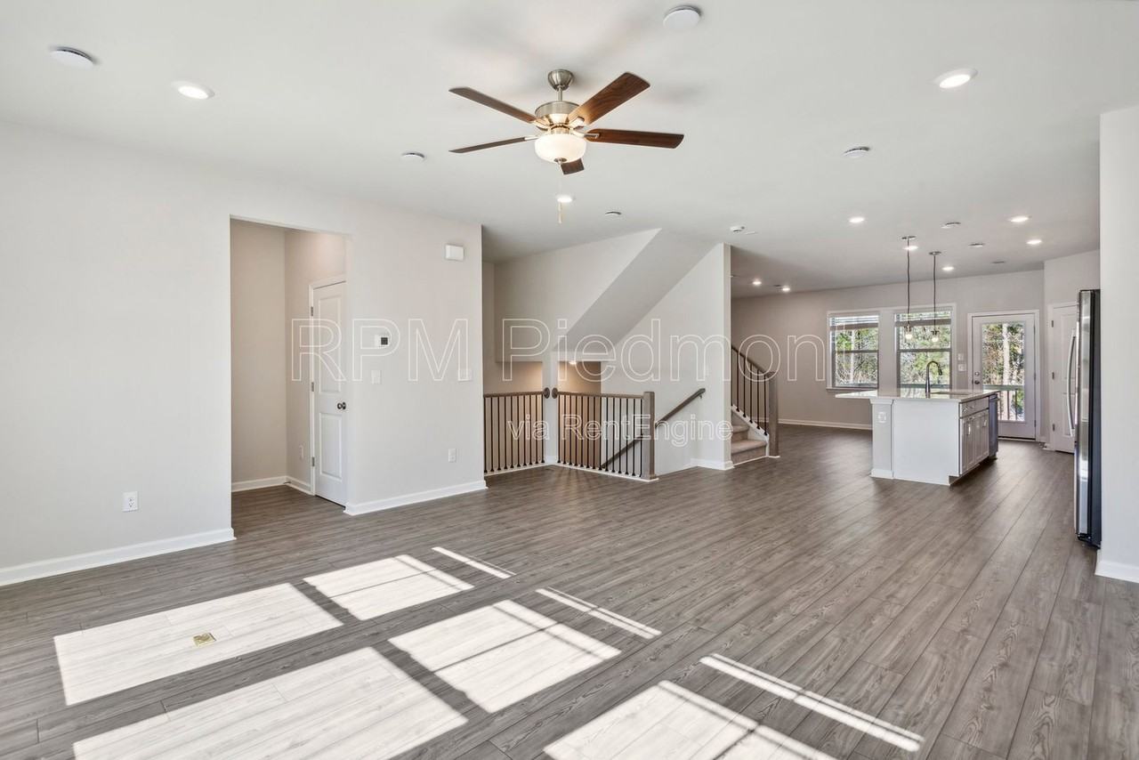 1604 Halbrook Place Southwest - Photo 5 of 31