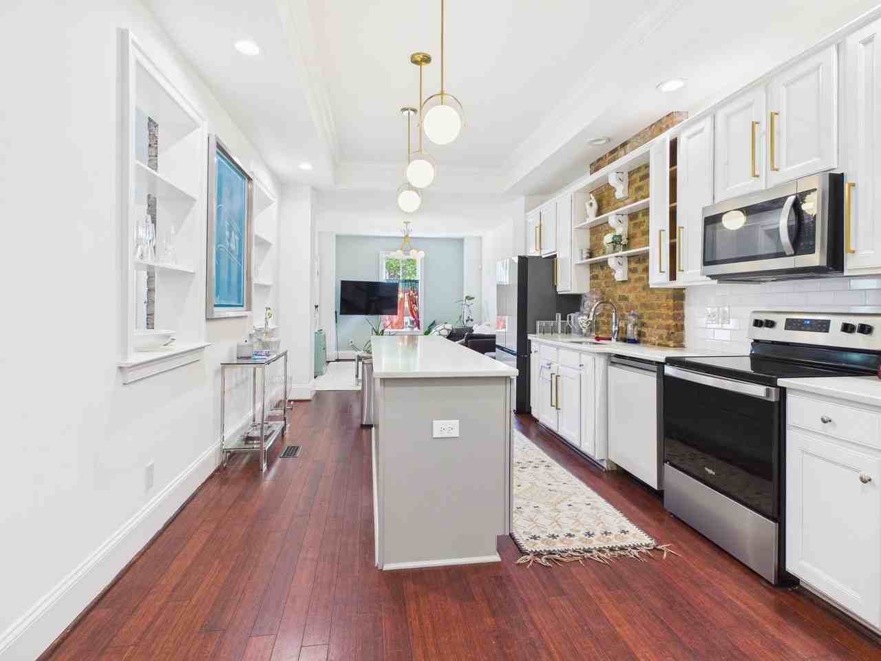 2235 Venable St - Photo 7 of 24