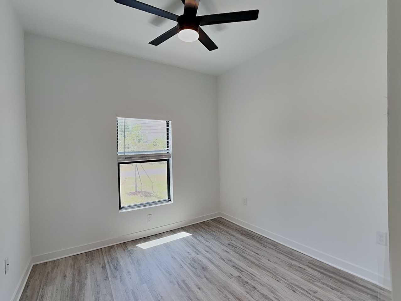 1127 Highlands Rd - Photo 6 of 34