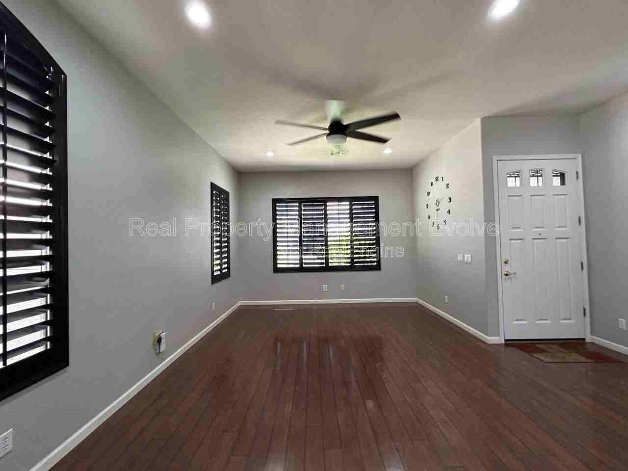 774 E Maria Ln - Photo 4 of 50