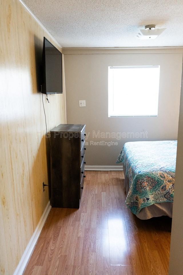 707 W Race St #4 - Photo 5 of 12