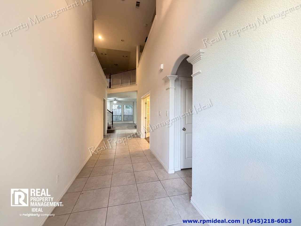 907 Bainbridge Ln - Photo 3 of 38