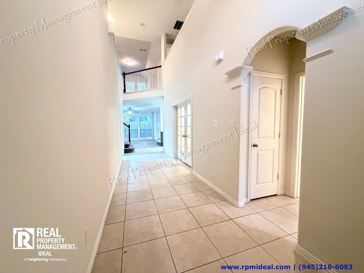 907 Bainbridge Ln - Photo 4 of 38