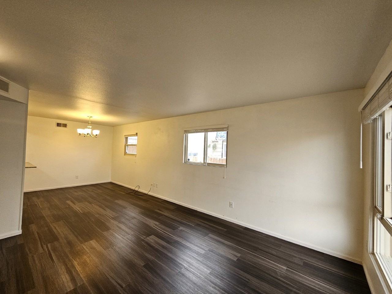 1059 Worchester St - Photo 7 of 19