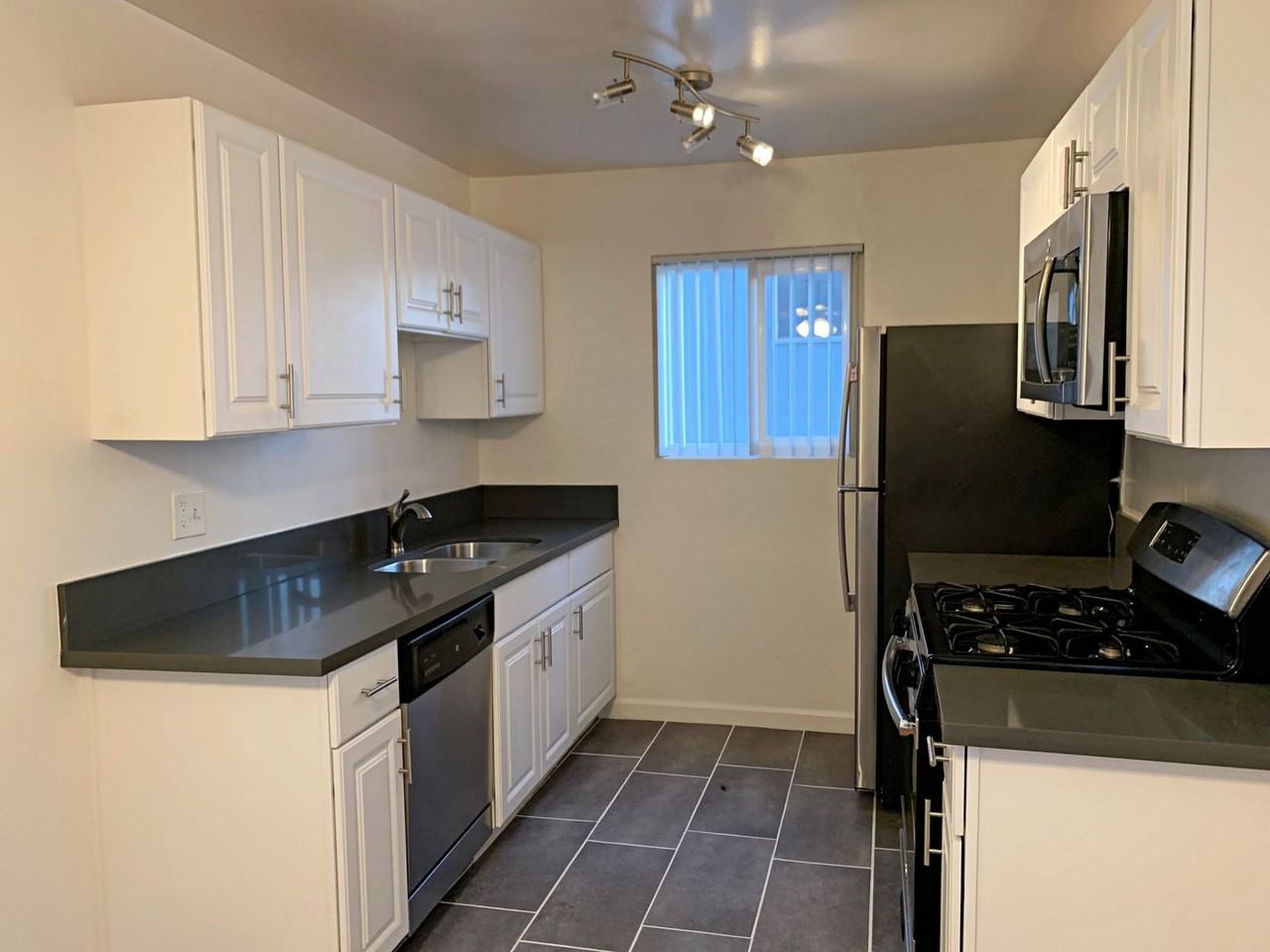1808 N Harvard Blvd - Photo 7 of 42