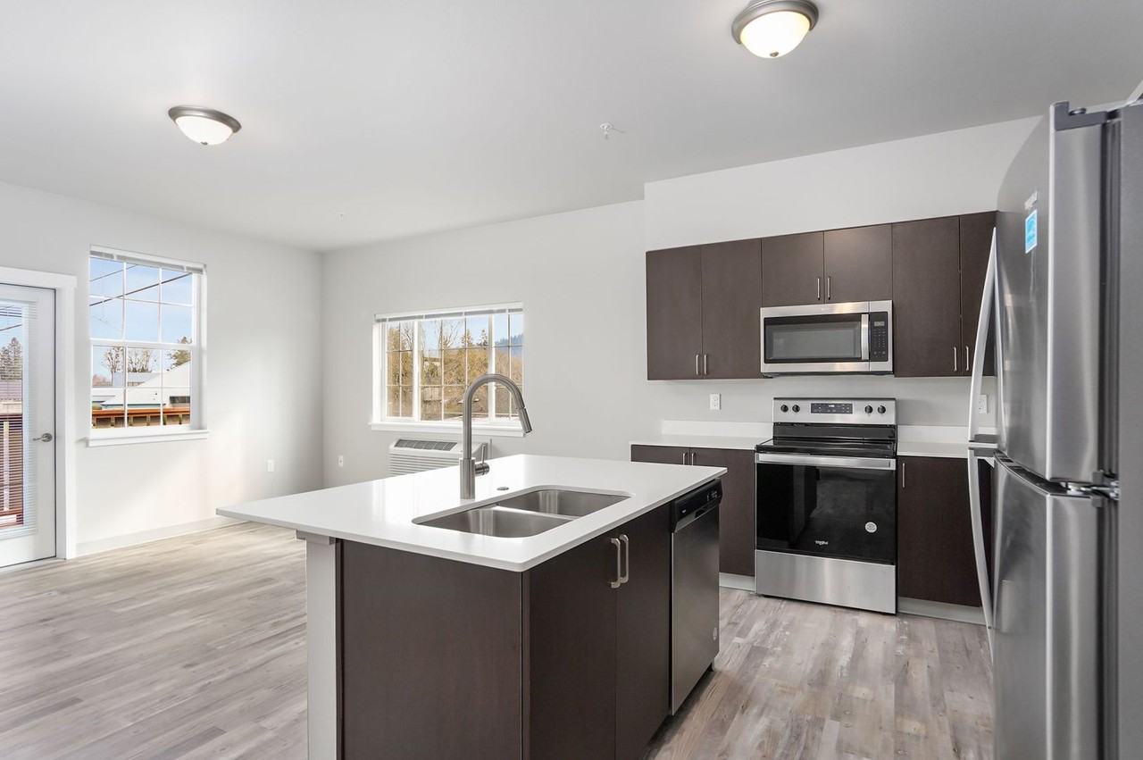 2125 - Creekside Crossing - Photo 2 of 37