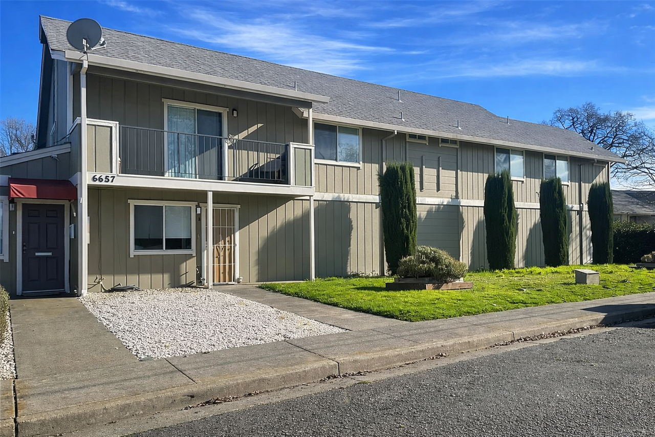 Blue Heron - Dhillon - 0220 - Photo 2 of 15