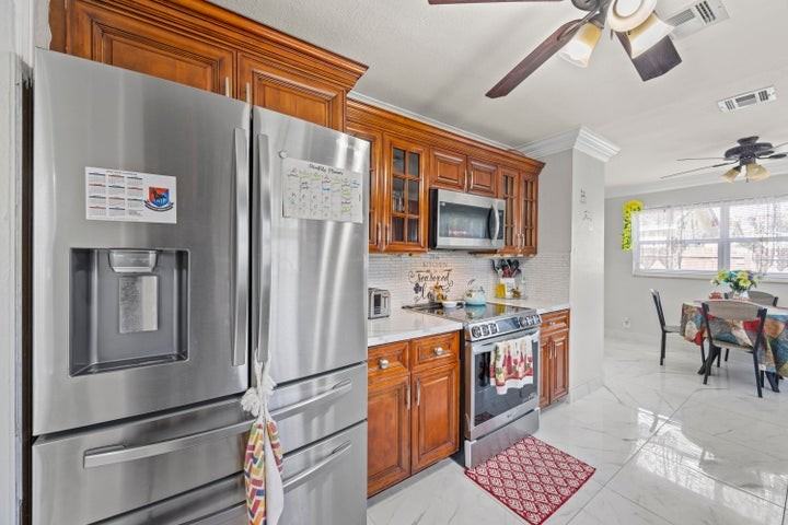 22731 Southwest 55th Way - Photo 4 of 9