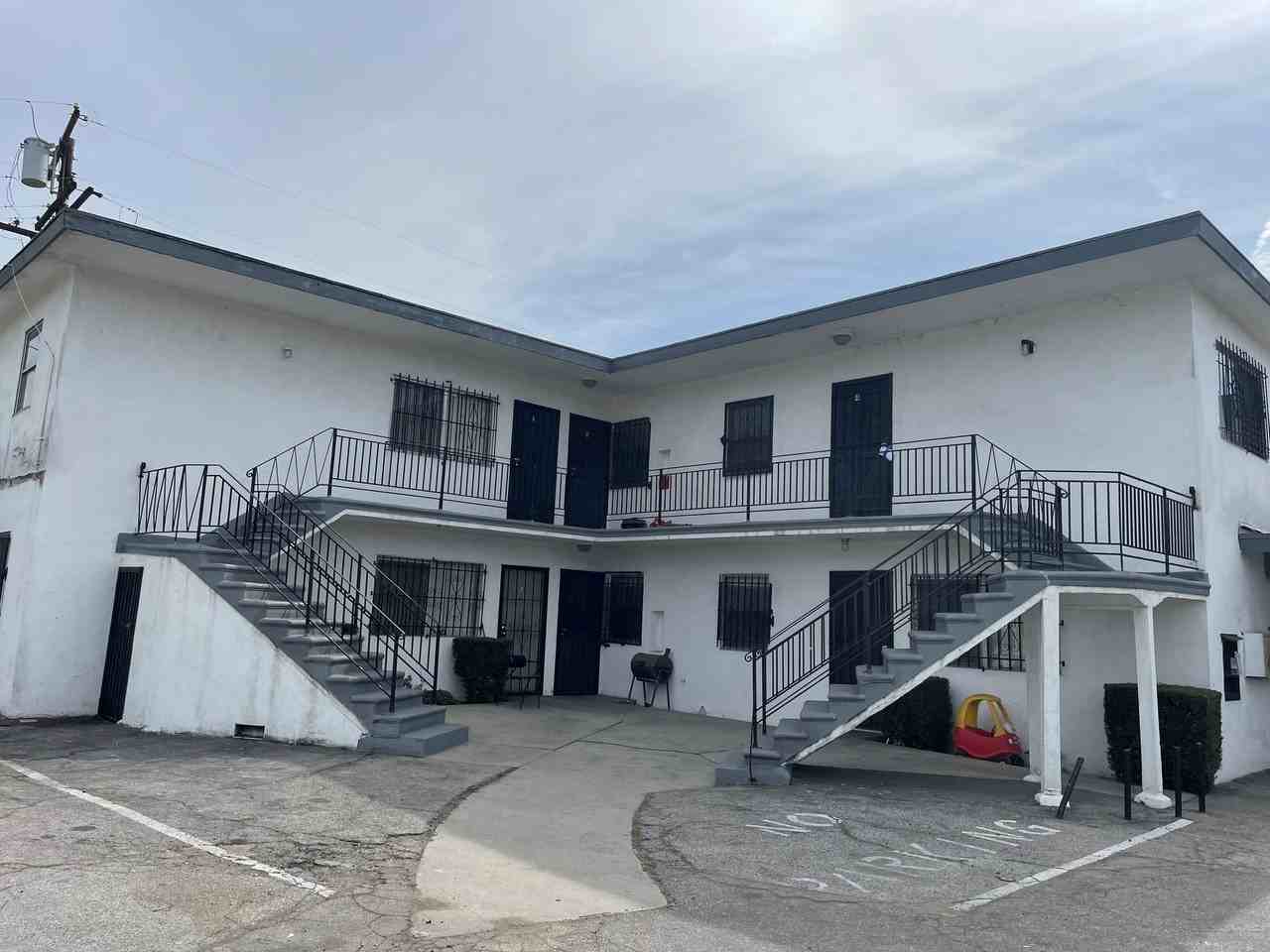 Amazing 2 bedroom & 1 bathroom unit - Photo 2 of 2