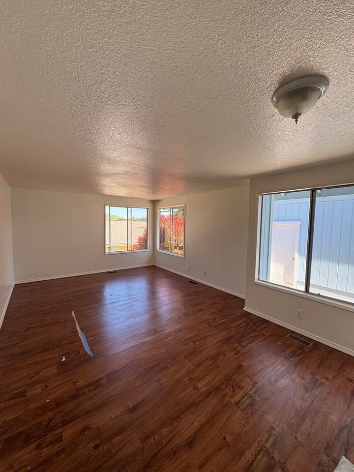 2769 W Lorraine Ave - Photo 2 of 9