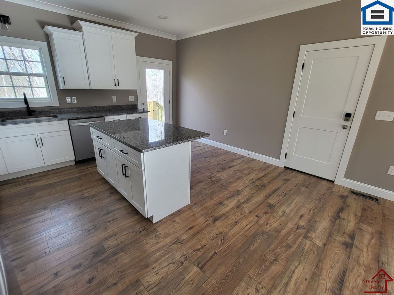165 Lakeshire Dr - Photo 7 of 30
