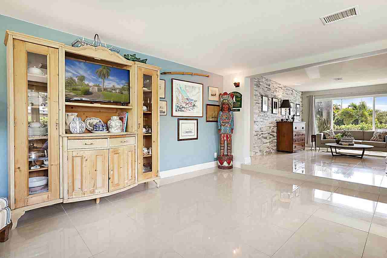 441 Northeast 24th Street - Photo 4 of 9