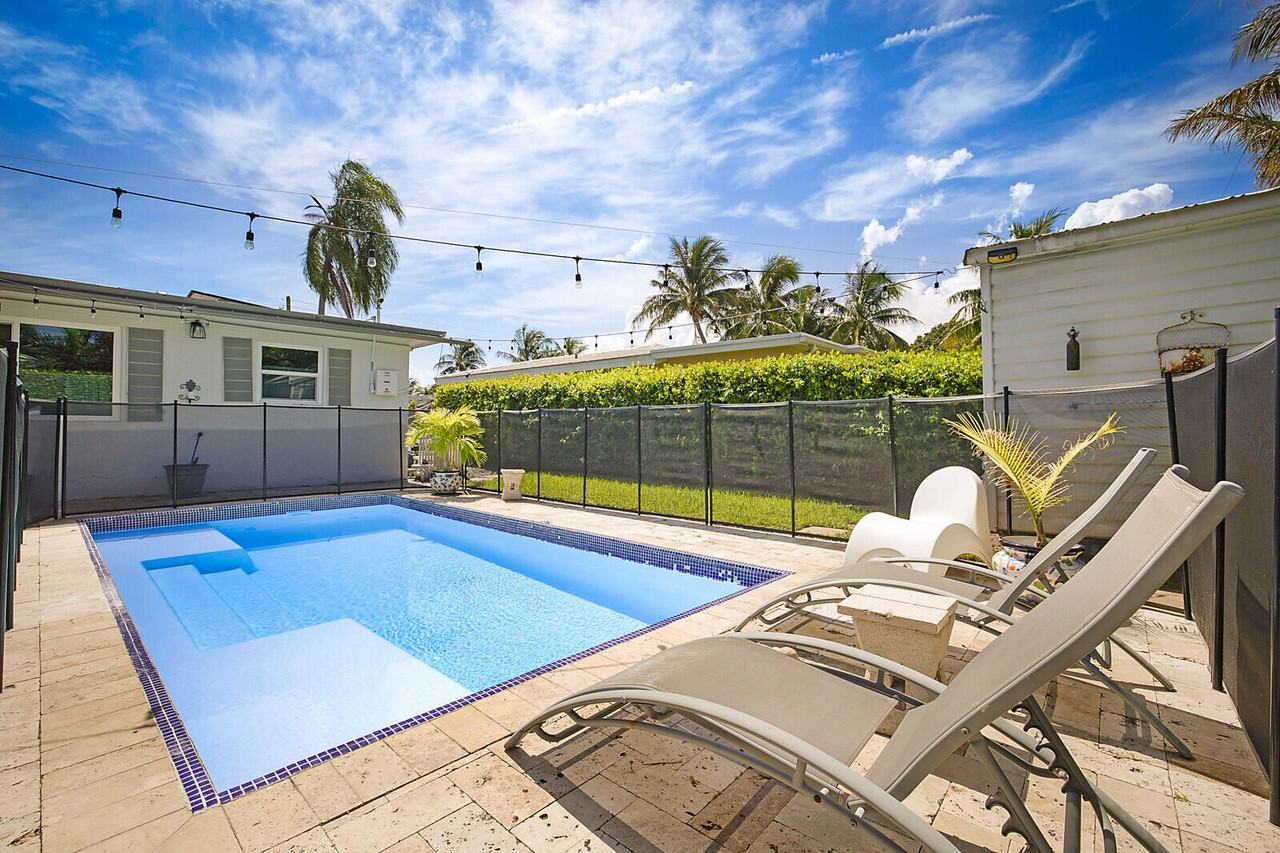 441 Northeast 24th Street - Photo 3 of 9