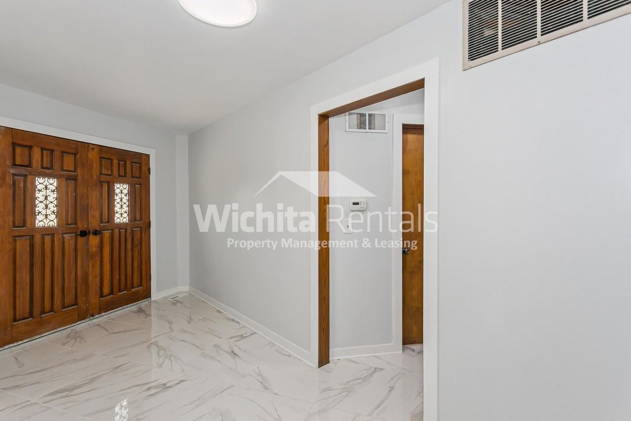 10810 W Maple St - Photo 2 of 16